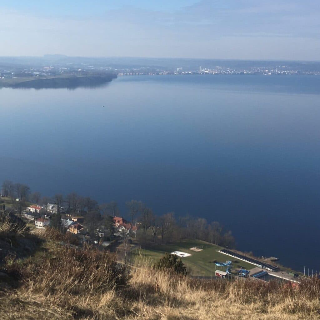 Utsikt från Huskvarnabergen över Vättern och Jönköping.