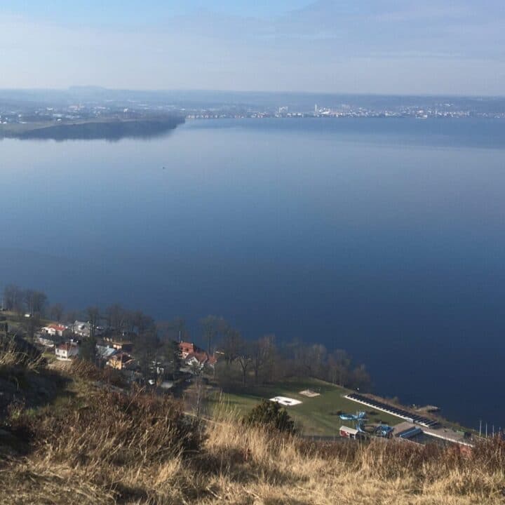 Utsikt från Huskvarnabergen över Vättern och Jönköping.
