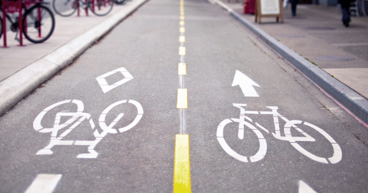 två cykelfiler med pil i motsatta riktningar.